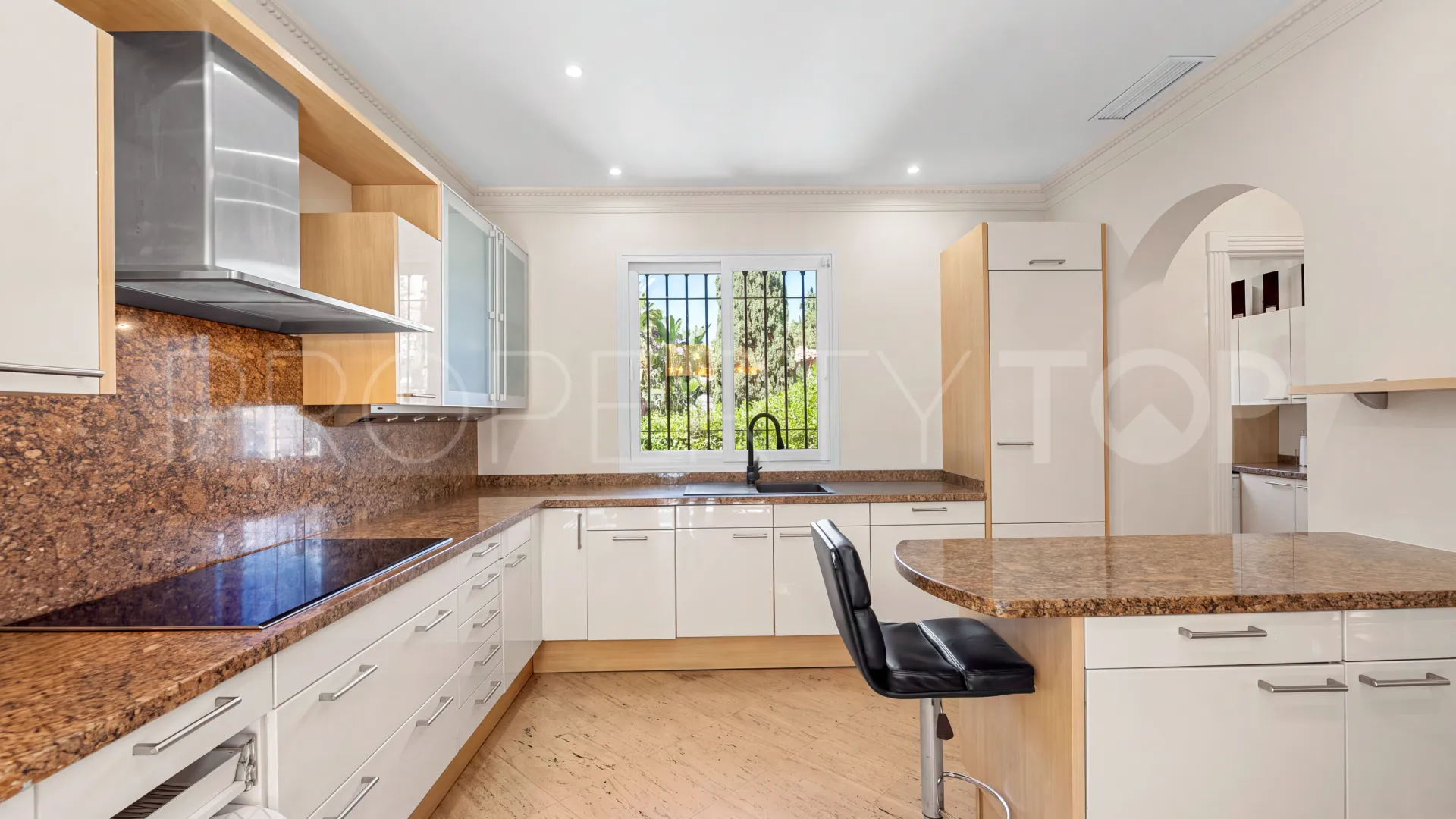 5 bedrooms villa in Las Brisas for sale