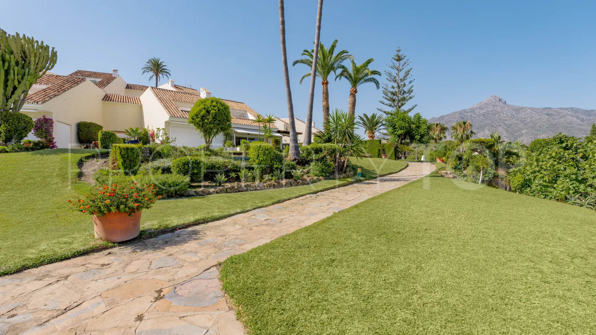 Se vende apartamento en Nueva Andalucia con 3 dormitorios