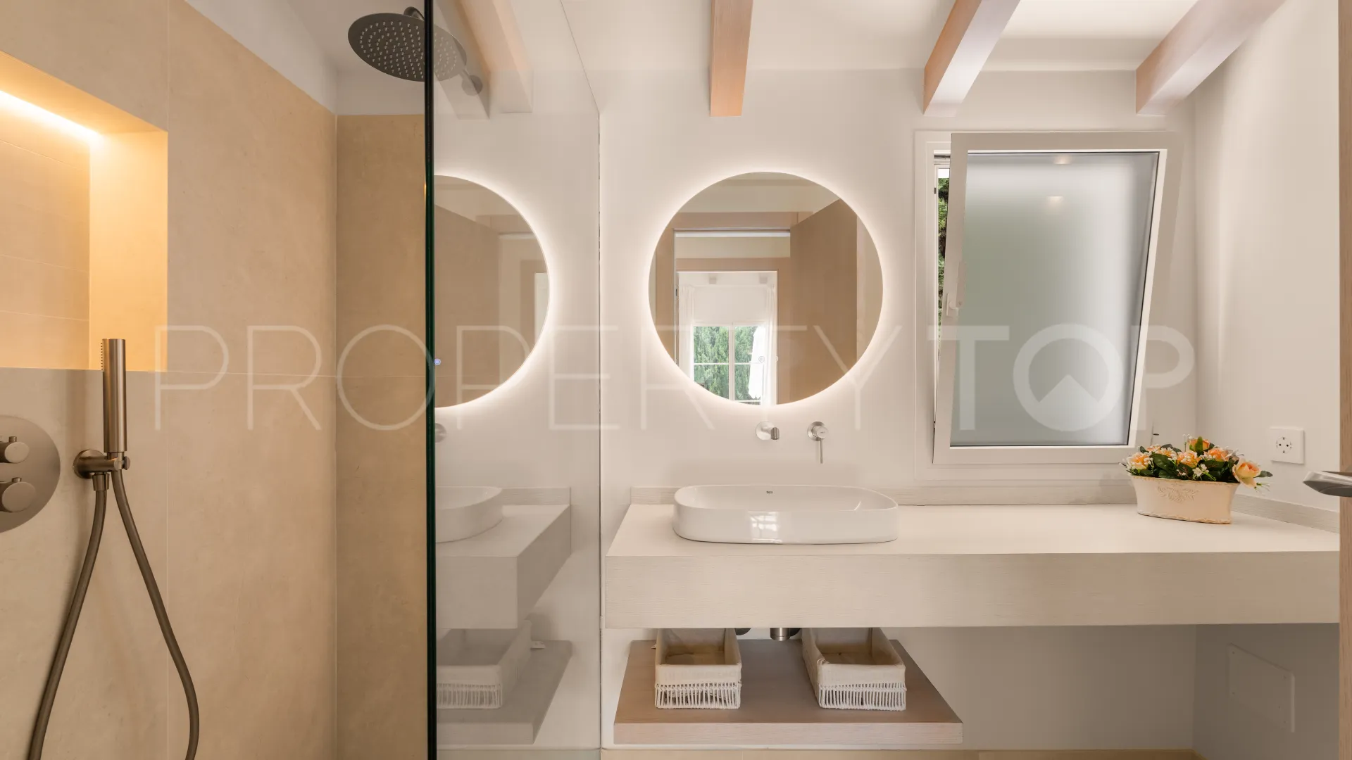 Villa for sale in Guadalmina Baja