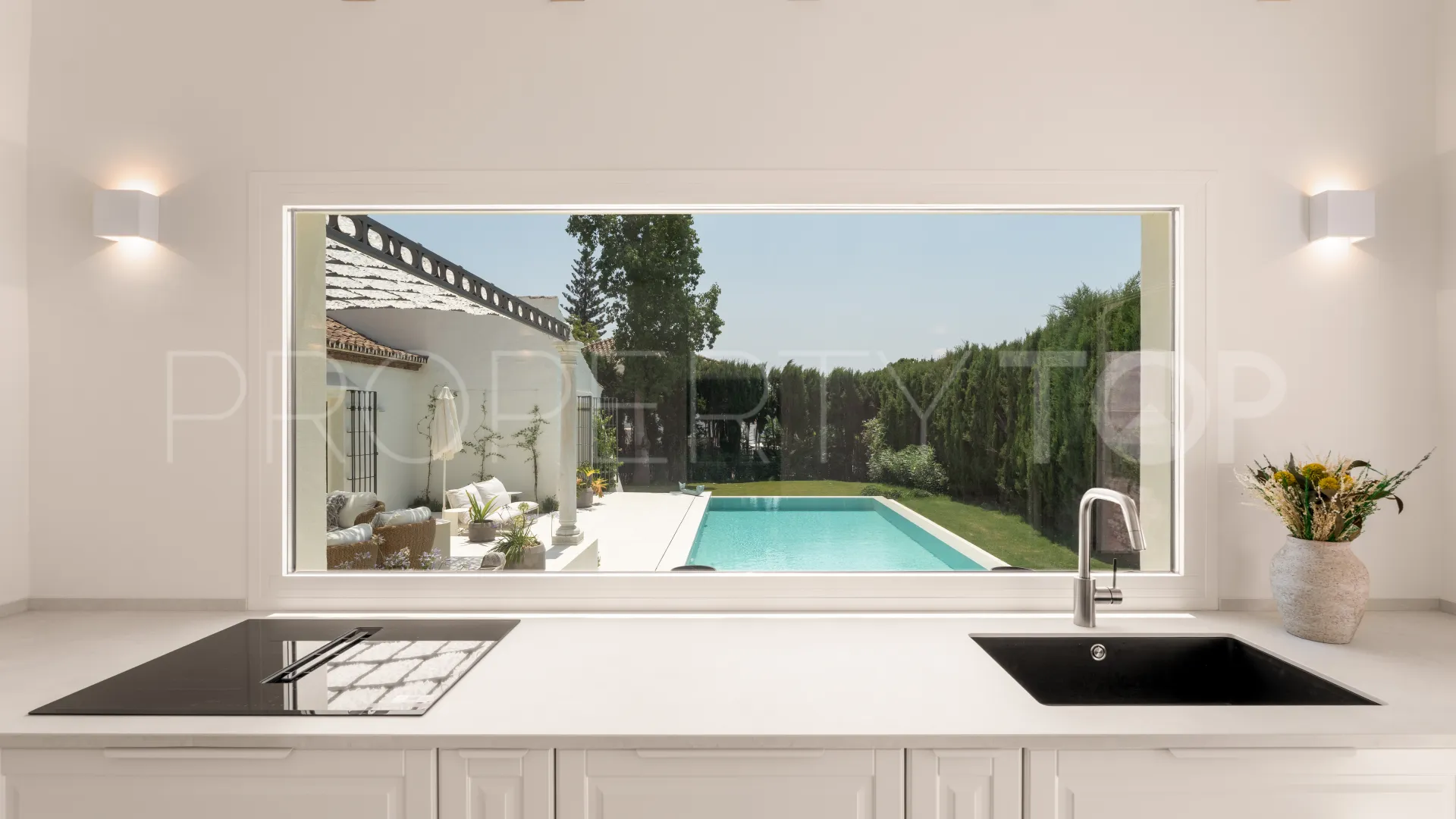 Villa for sale in Guadalmina Baja
