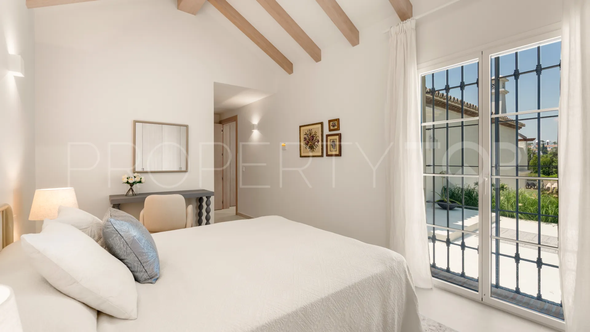 Villa for sale in Guadalmina Baja