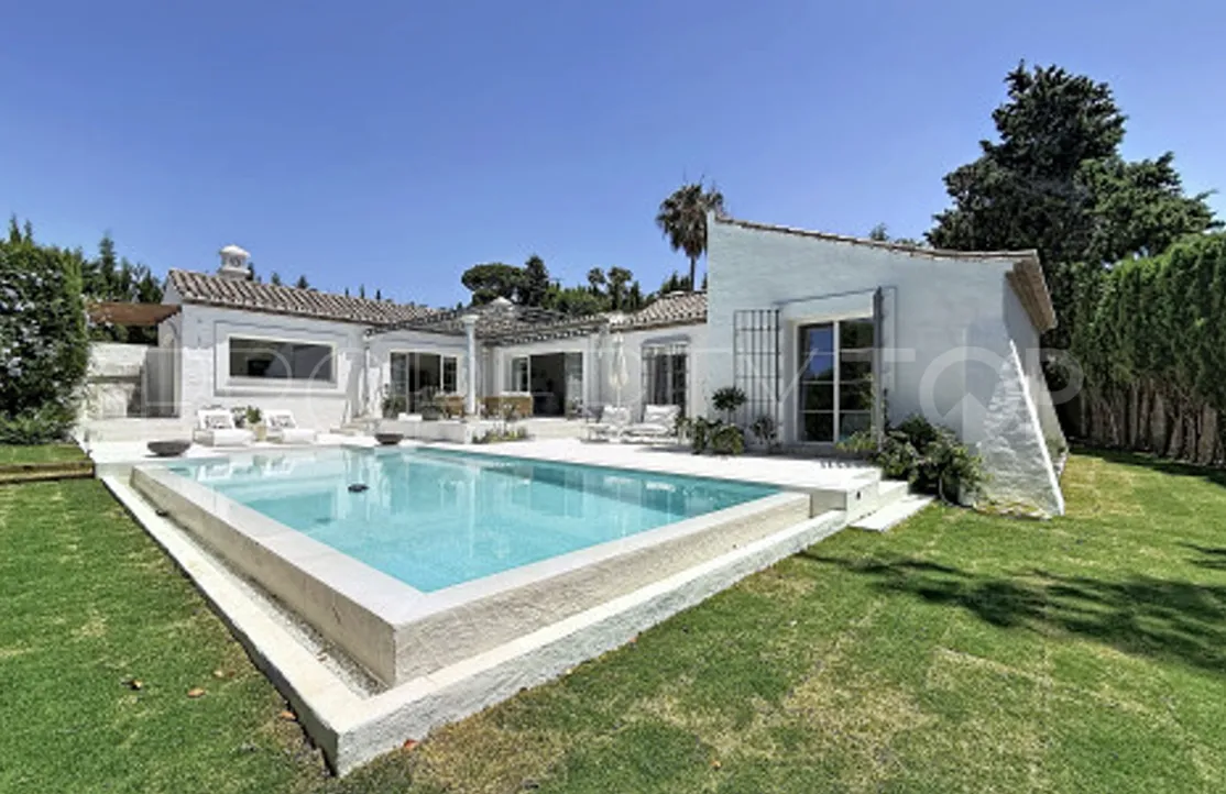 Villa for sale in Guadalmina Baja