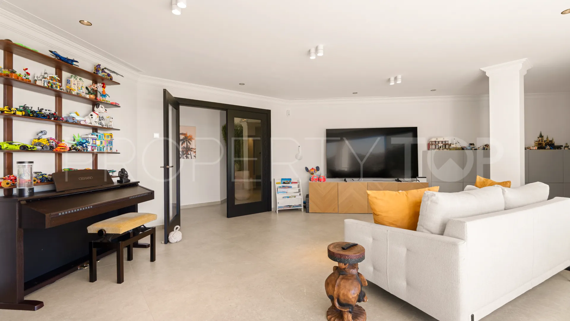 Se vende villa en Los Arqueros de 5 dormitorios