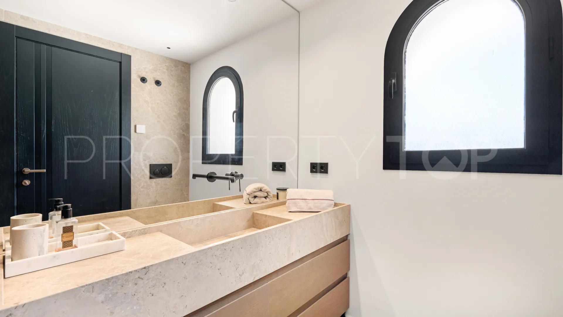 Se vende villa en Los Arqueros de 5 dormitorios
