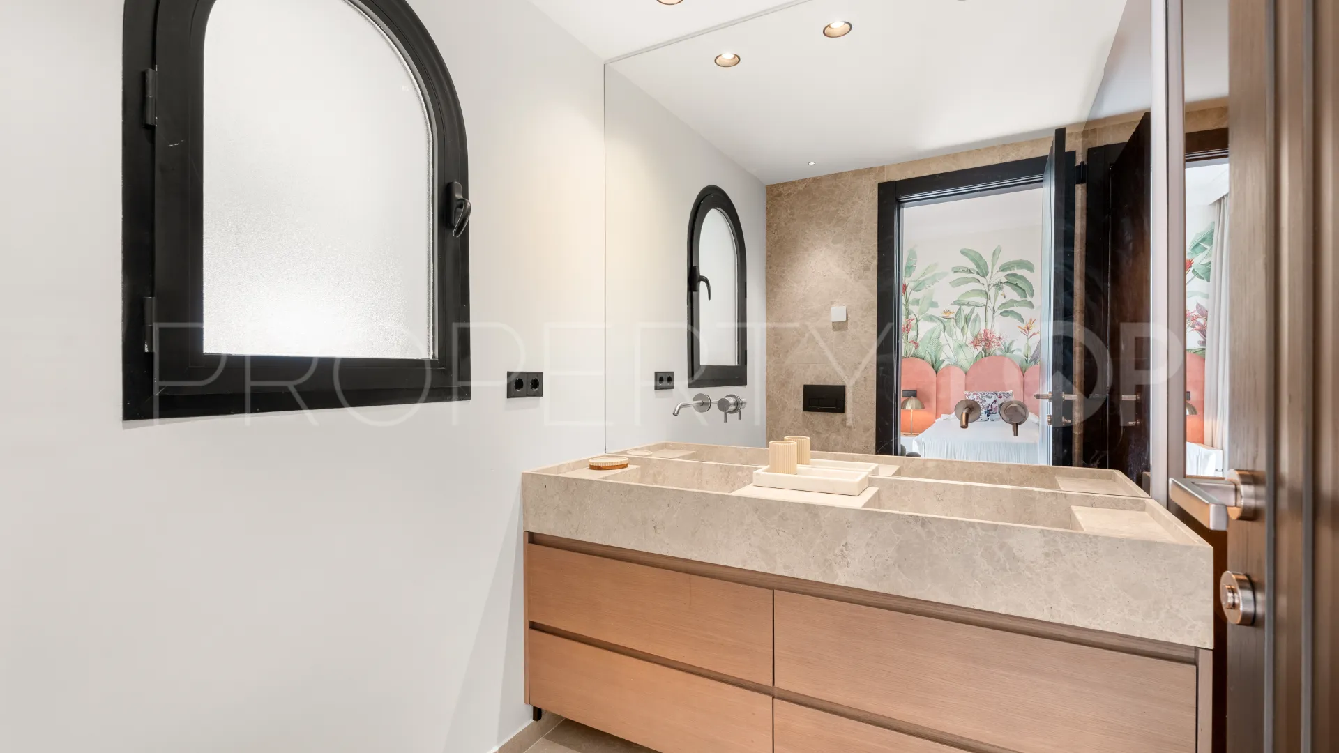 Se vende villa en Los Arqueros de 5 dormitorios
