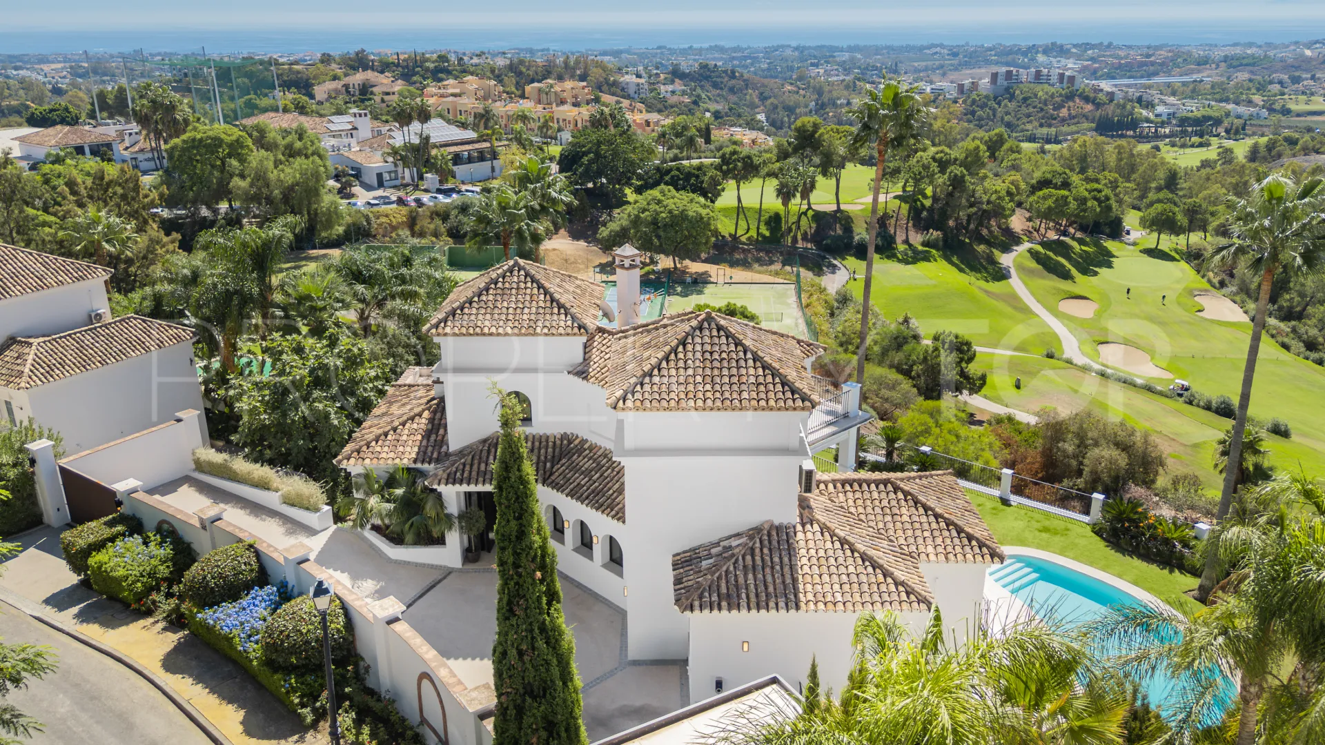 Se vende villa en Los Arqueros de 5 dormitorios