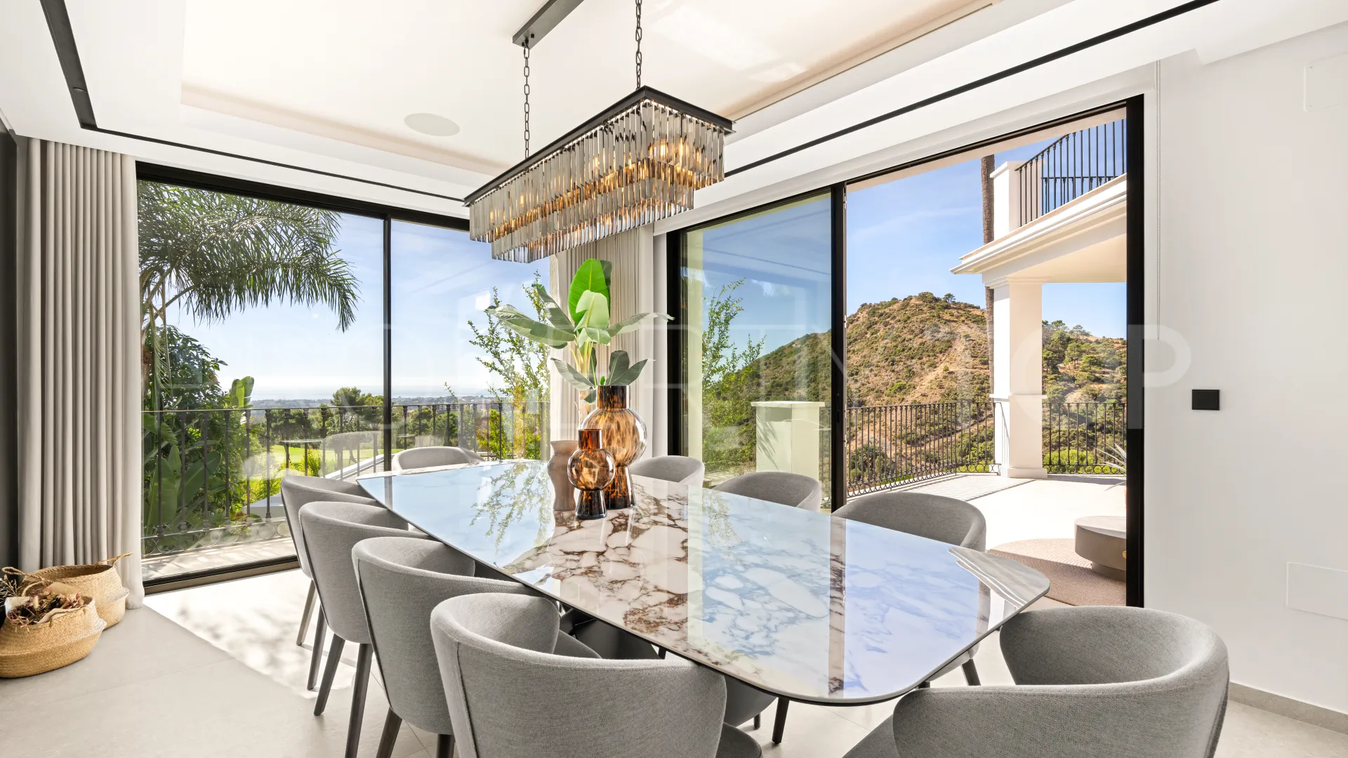 Se vende villa en Los Arqueros de 5 dormitorios
