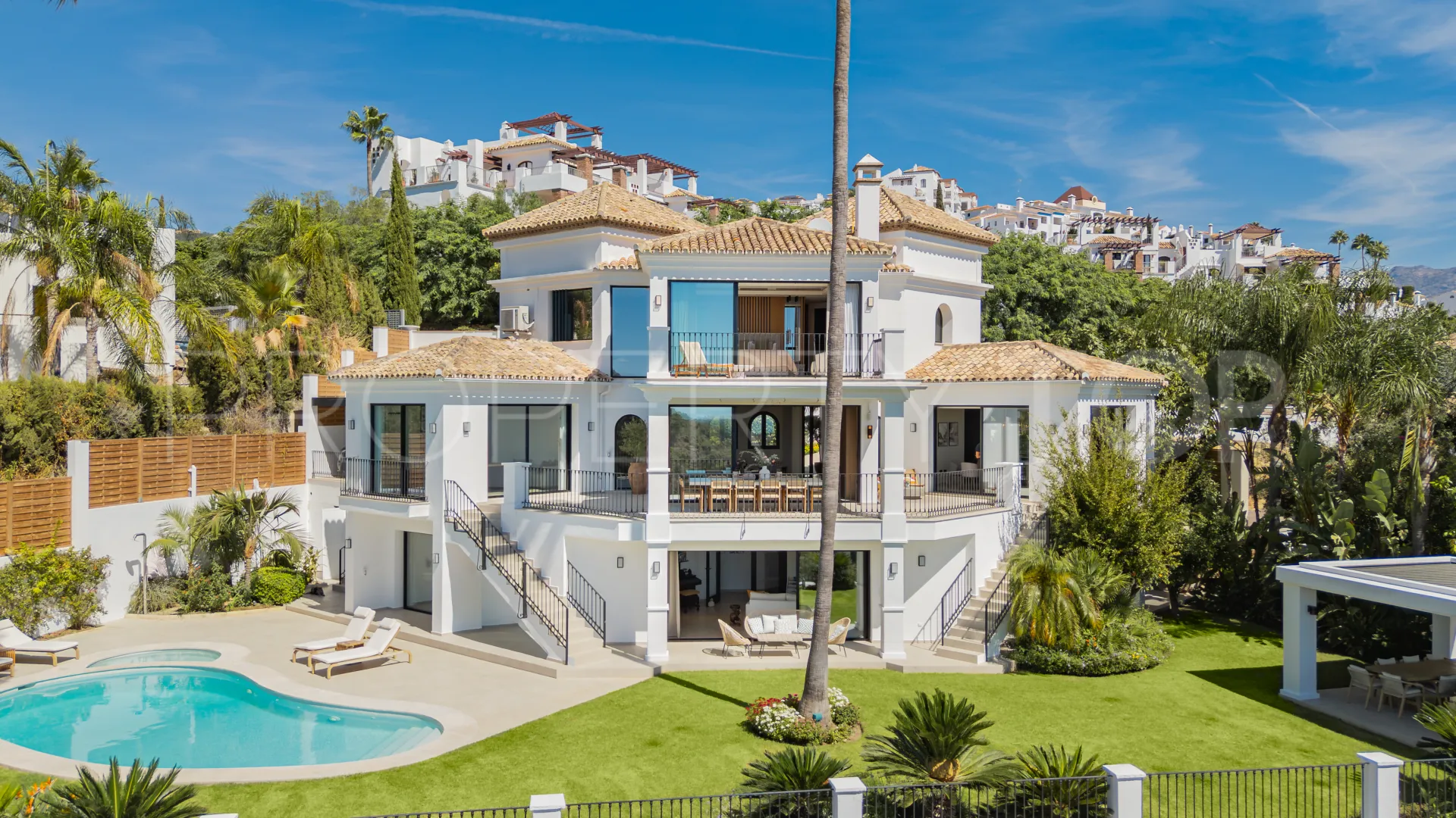 Se vende villa en Los Arqueros de 5 dormitorios