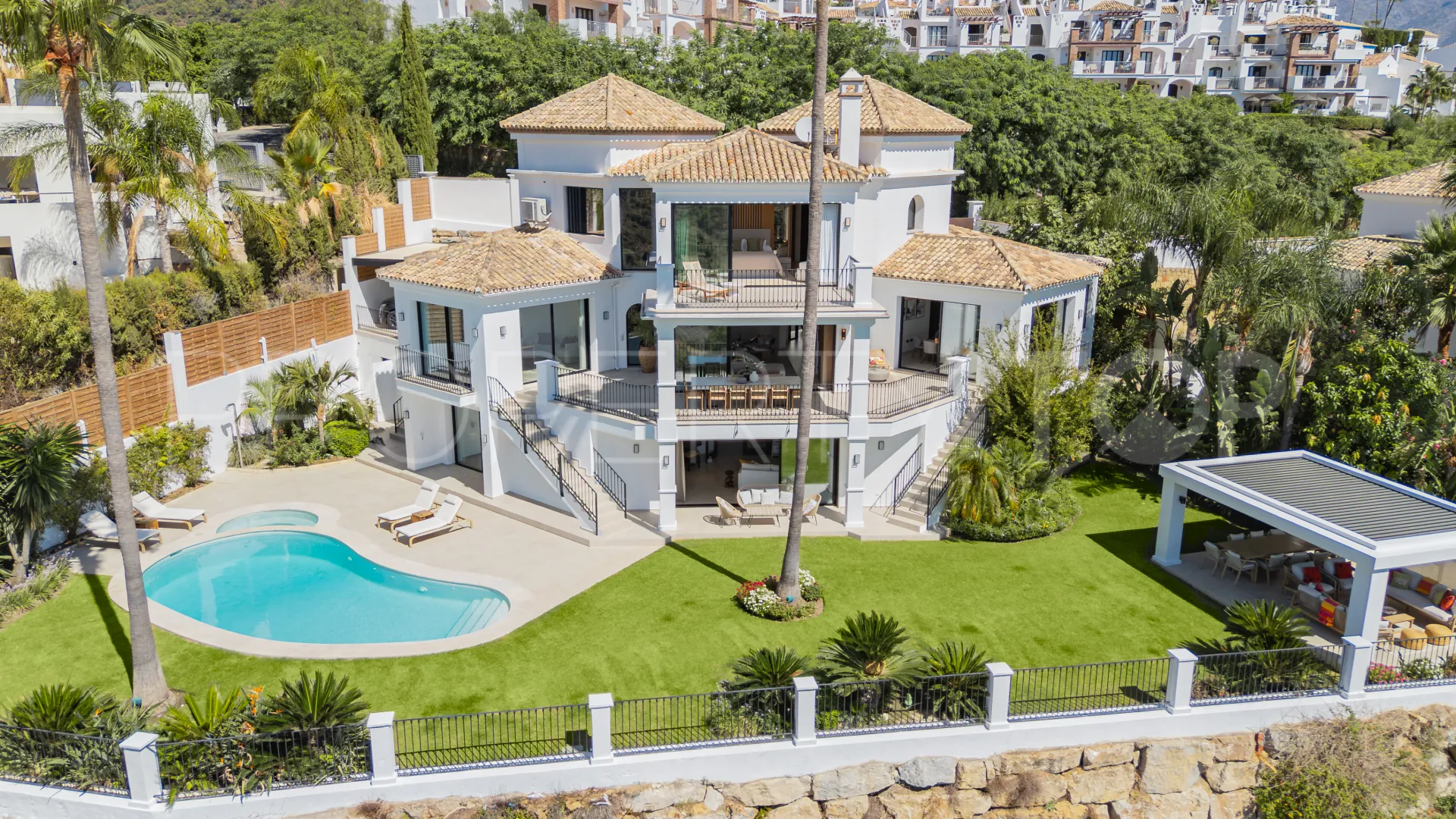Se vende villa en Los Arqueros de 5 dormitorios