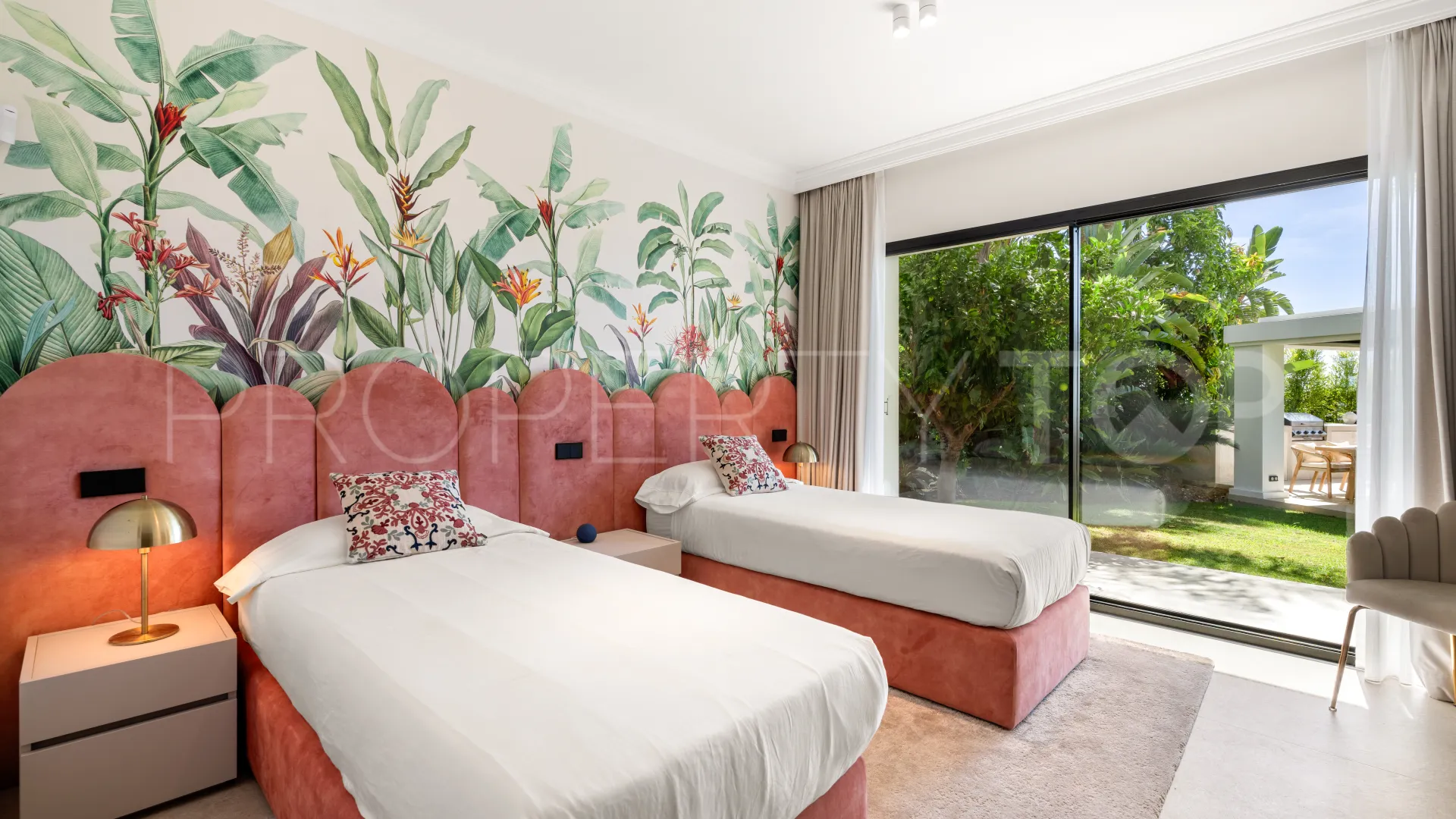 Se vende villa en Los Arqueros de 5 dormitorios