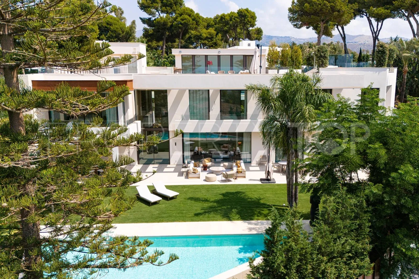 Buy Los Monteros Playa villa with 5 bedrooms