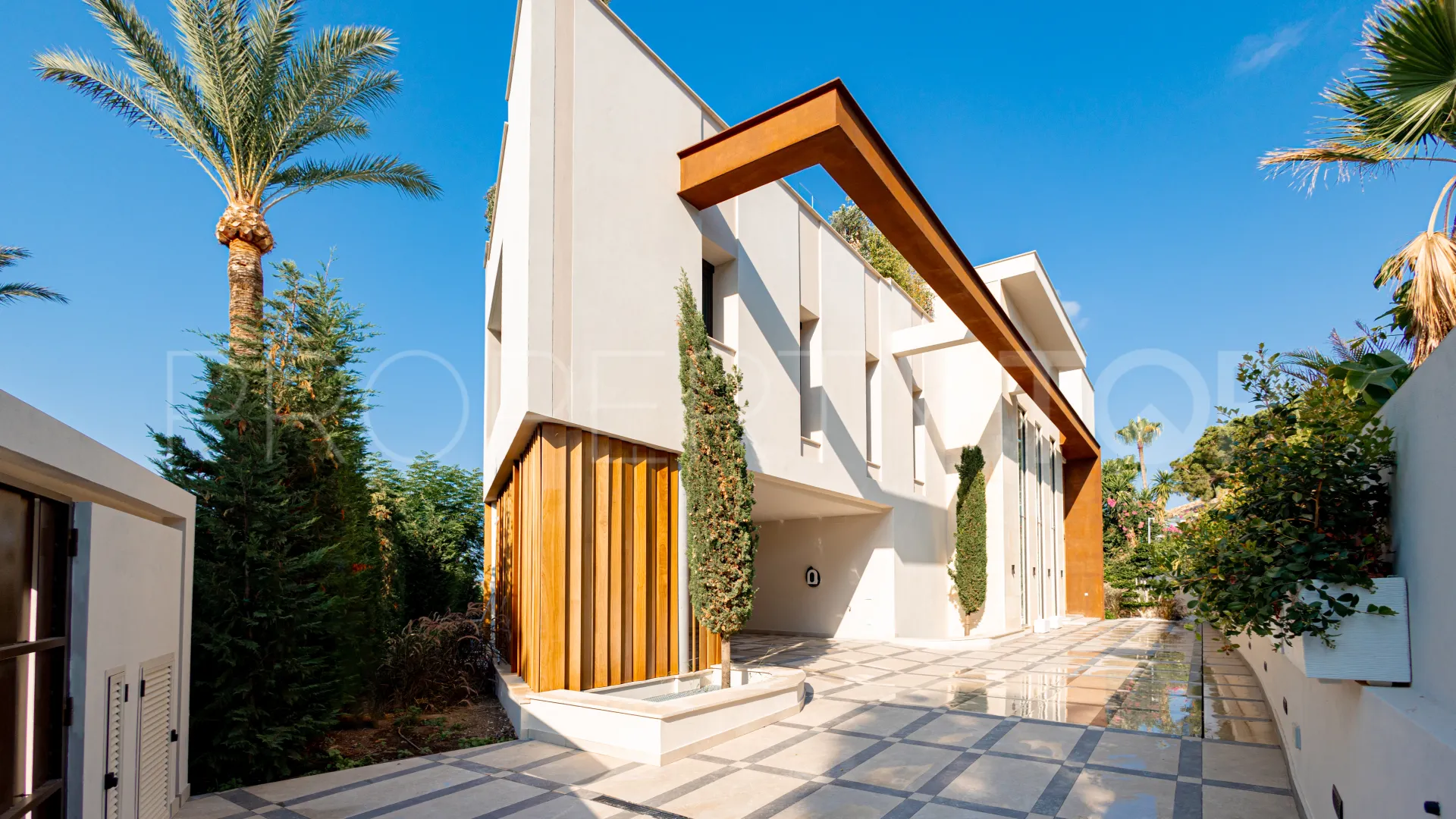Buy Los Monteros Playa villa with 5 bedrooms