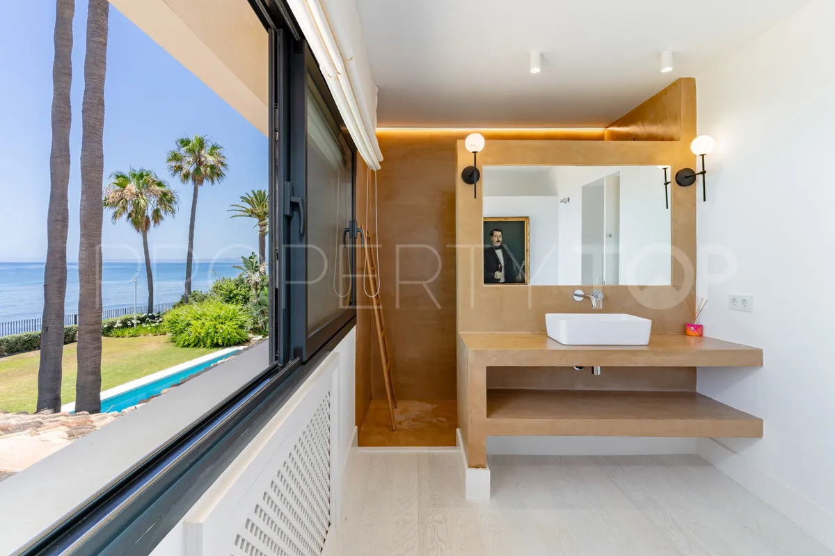 Comprar villa de 9 dormitorios en Casasola