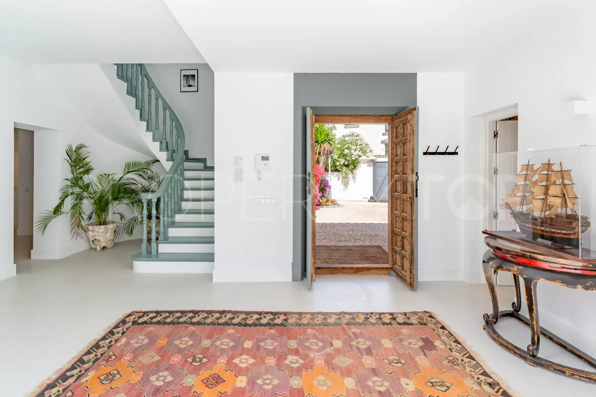 Comprar villa de 9 dormitorios en Casasola