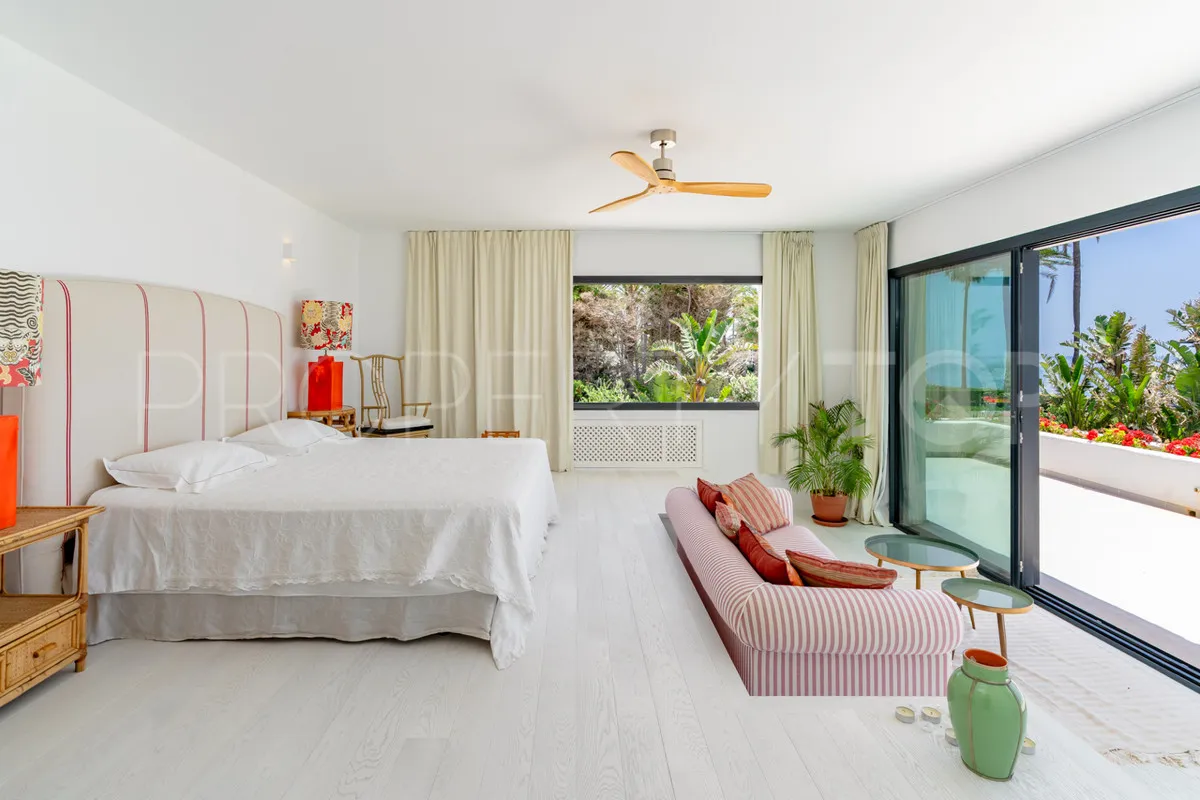 Comprar villa de 9 dormitorios en Casasola