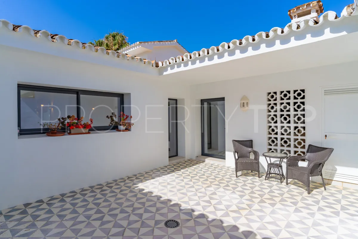 Comprar villa de 9 dormitorios en Casasola