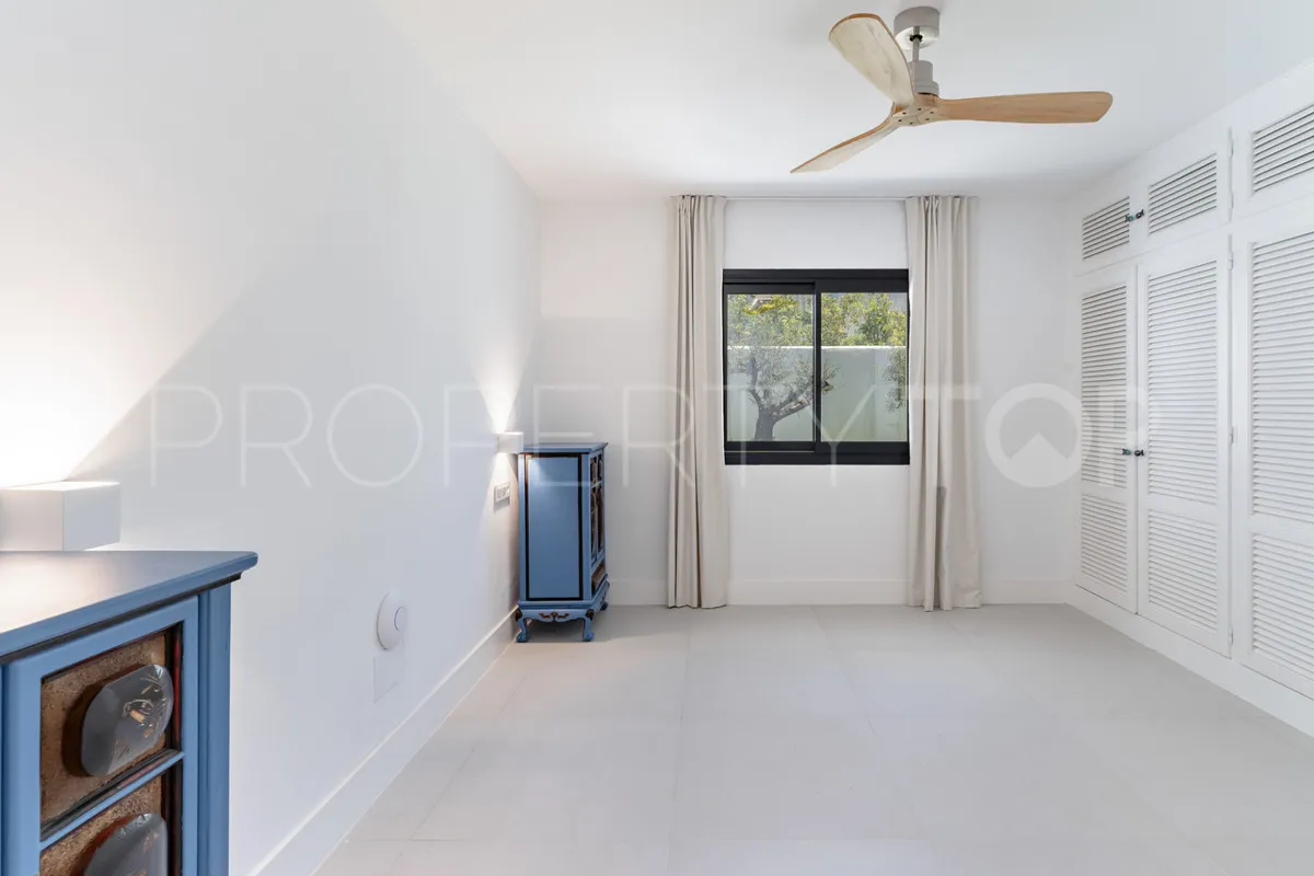 Comprar villa de 9 dormitorios en Casasola