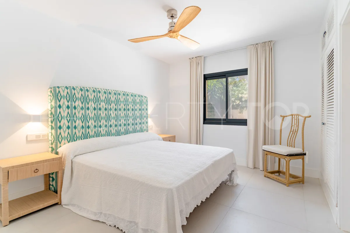Comprar villa de 9 dormitorios en Casasola