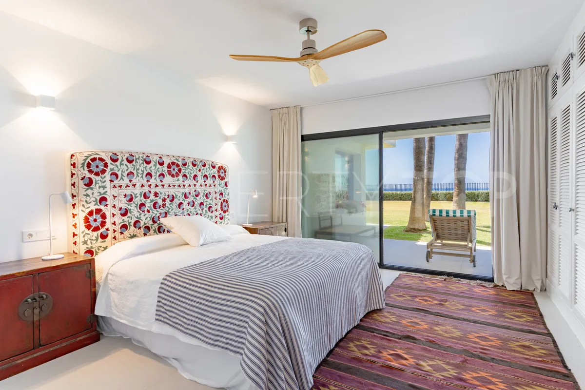 Comprar villa de 9 dormitorios en Casasola