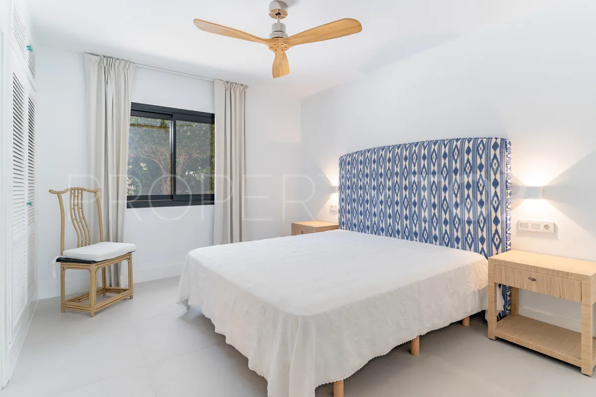 Comprar villa de 9 dormitorios en Casasola