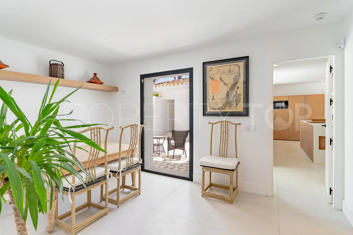 Comprar villa de 9 dormitorios en Casasola
