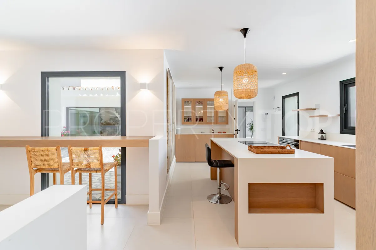 Comprar villa de 9 dormitorios en Casasola