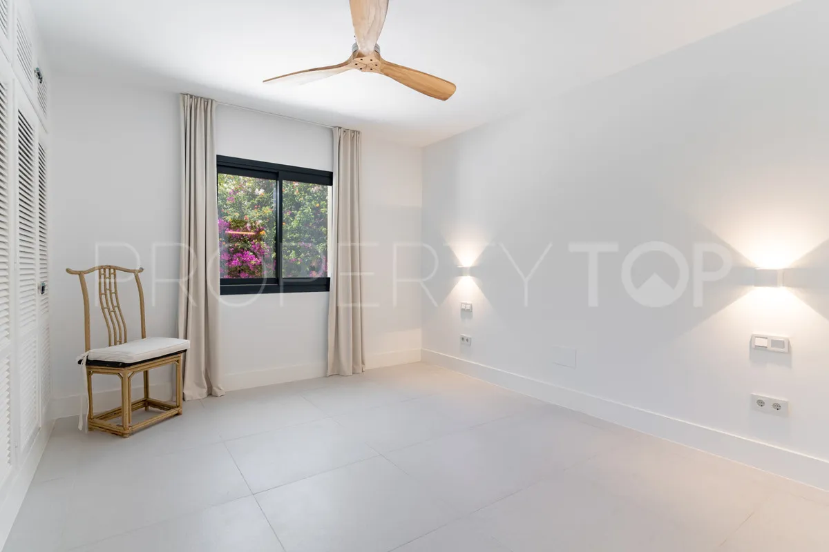 Comprar villa de 9 dormitorios en Casasola