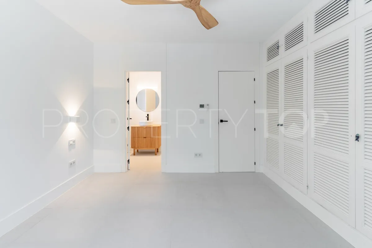 Comprar villa de 9 dormitorios en Casasola