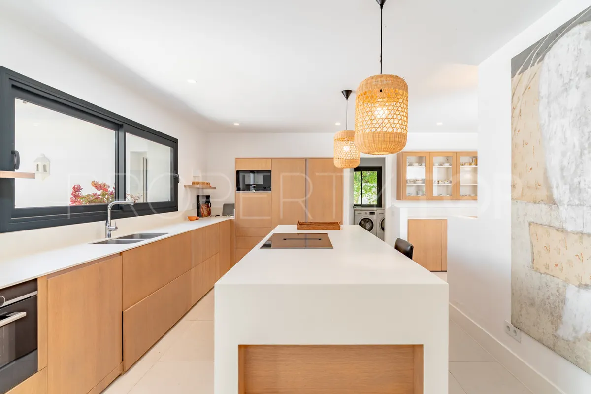 Comprar villa de 9 dormitorios en Casasola