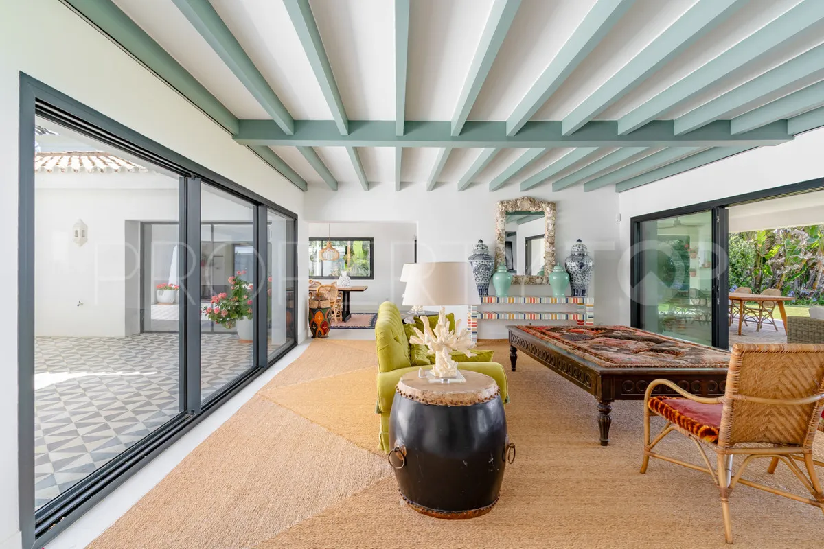 Comprar villa de 9 dormitorios en Casasola
