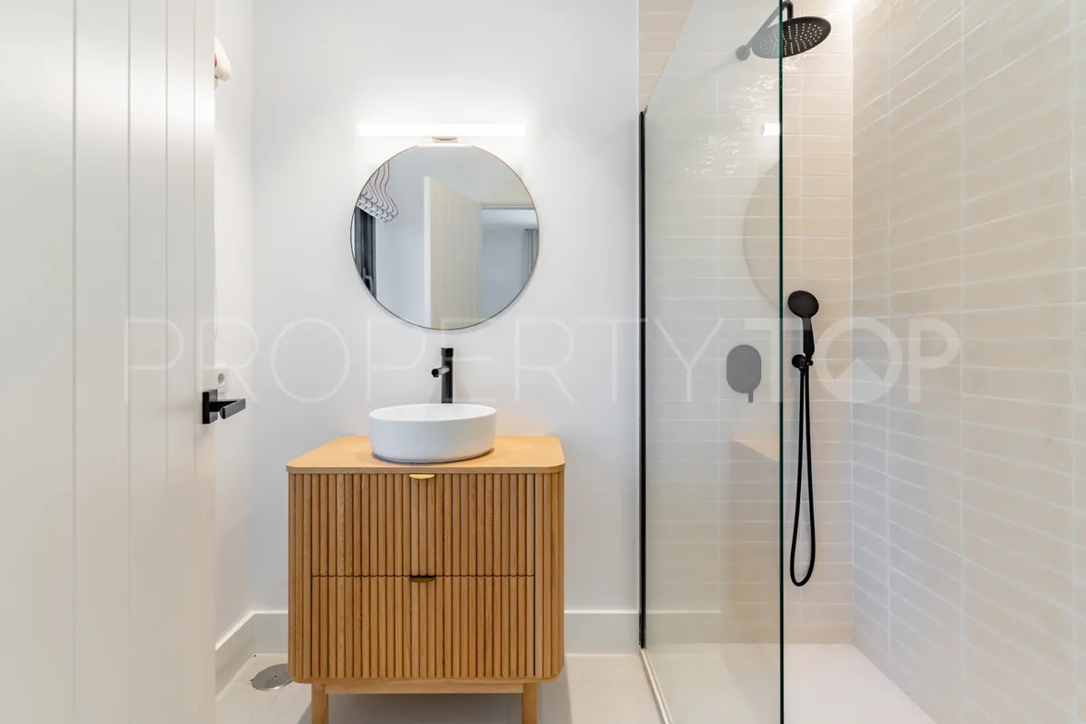 Comprar villa de 9 dormitorios en Casasola