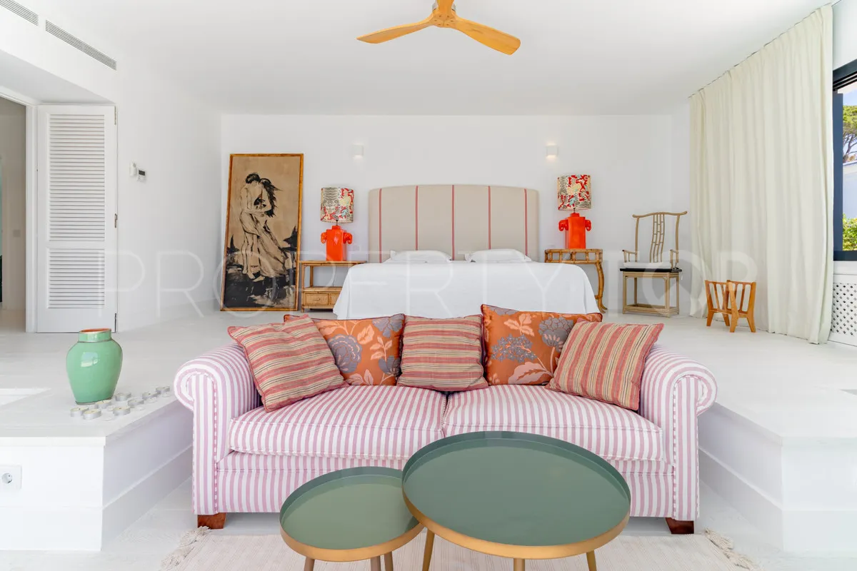 Comprar villa de 9 dormitorios en Casasola