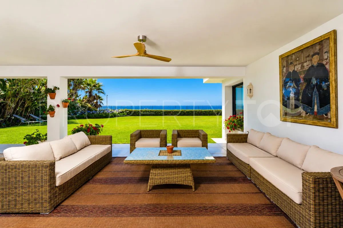 Comprar villa de 9 dormitorios en Casasola