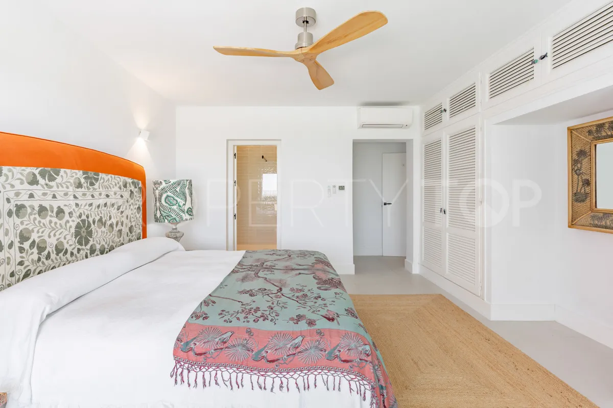Comprar villa de 9 dormitorios en Casasola