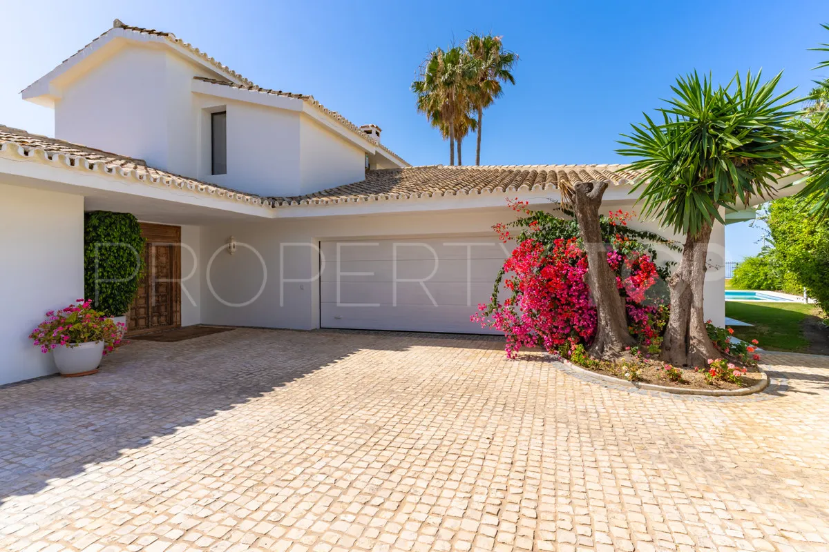 Comprar villa de 9 dormitorios en Casasola