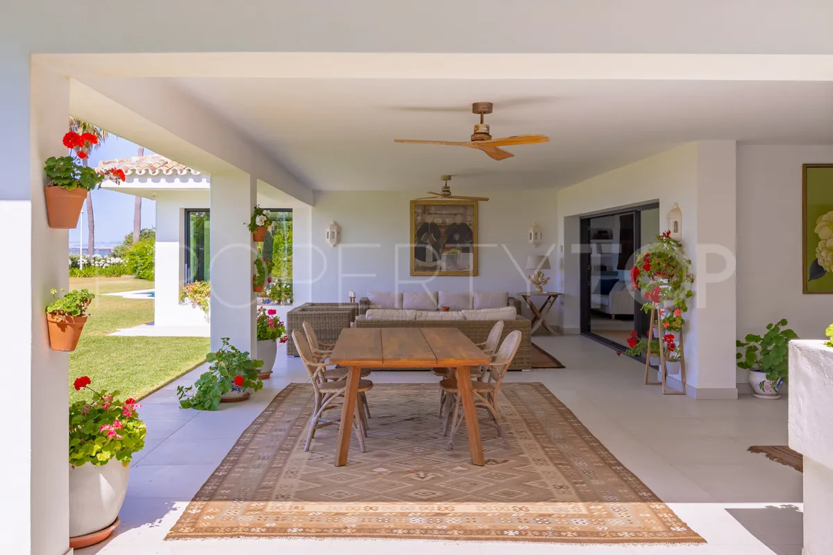 Comprar villa de 9 dormitorios en Casasola