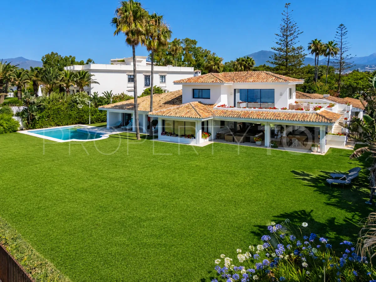 Comprar villa de 9 dormitorios en Casasola