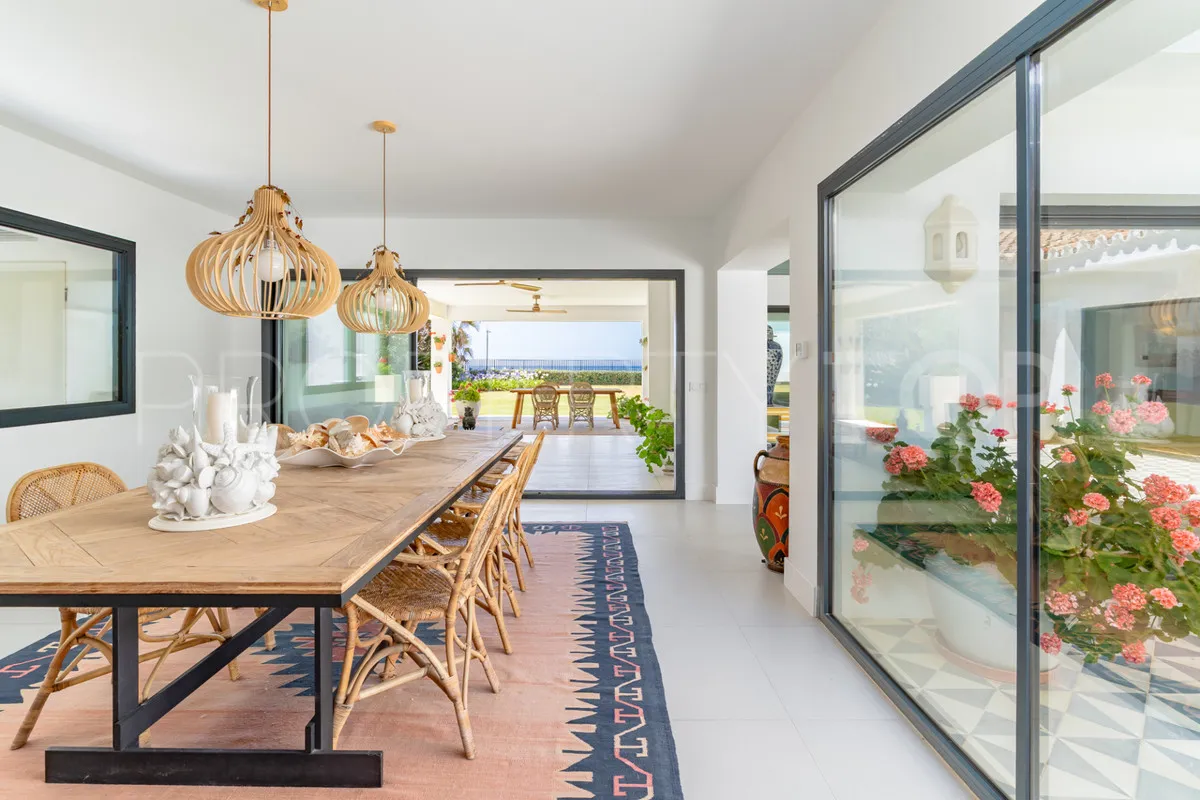 Comprar villa de 9 dormitorios en Casasola