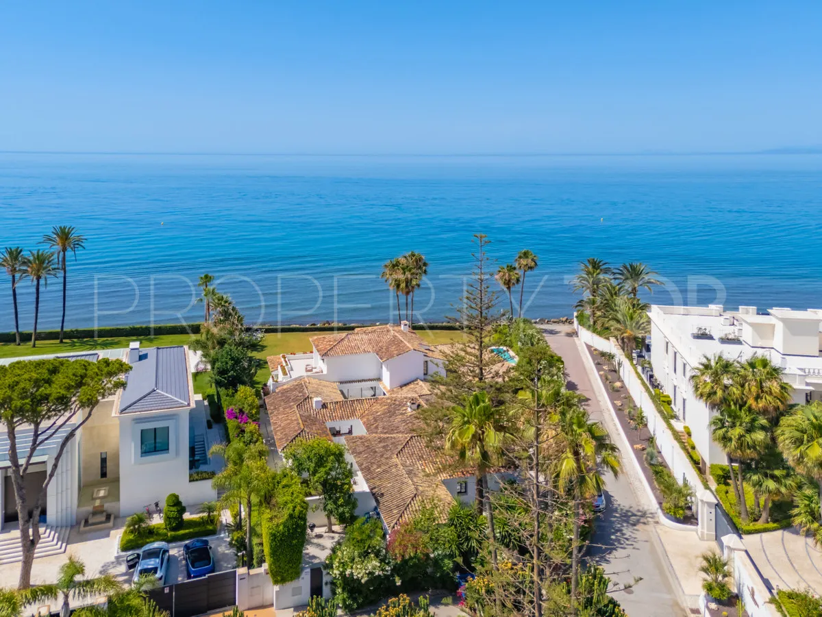 Comprar villa de 9 dormitorios en Casasola