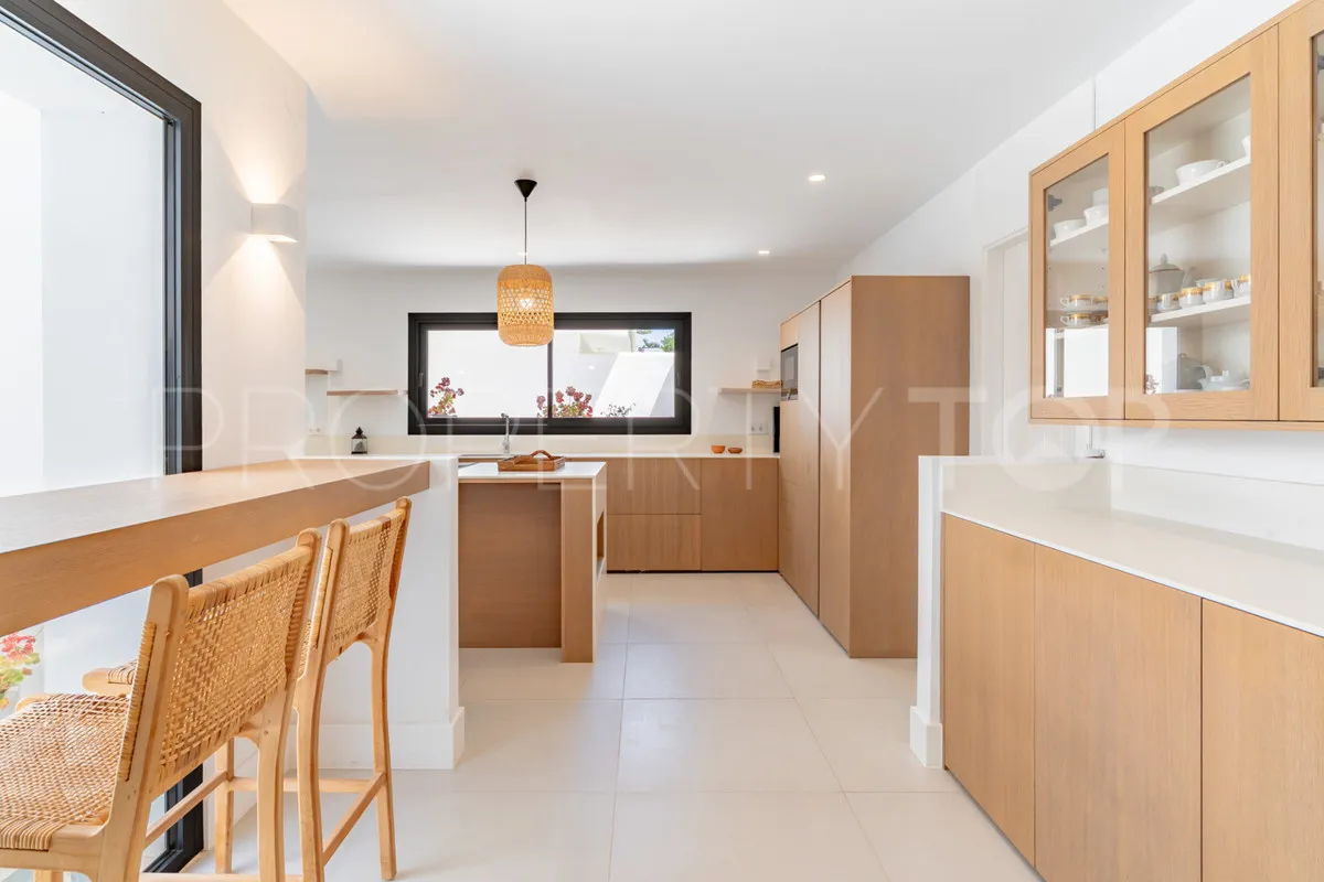 Comprar villa de 9 dormitorios en Casasola