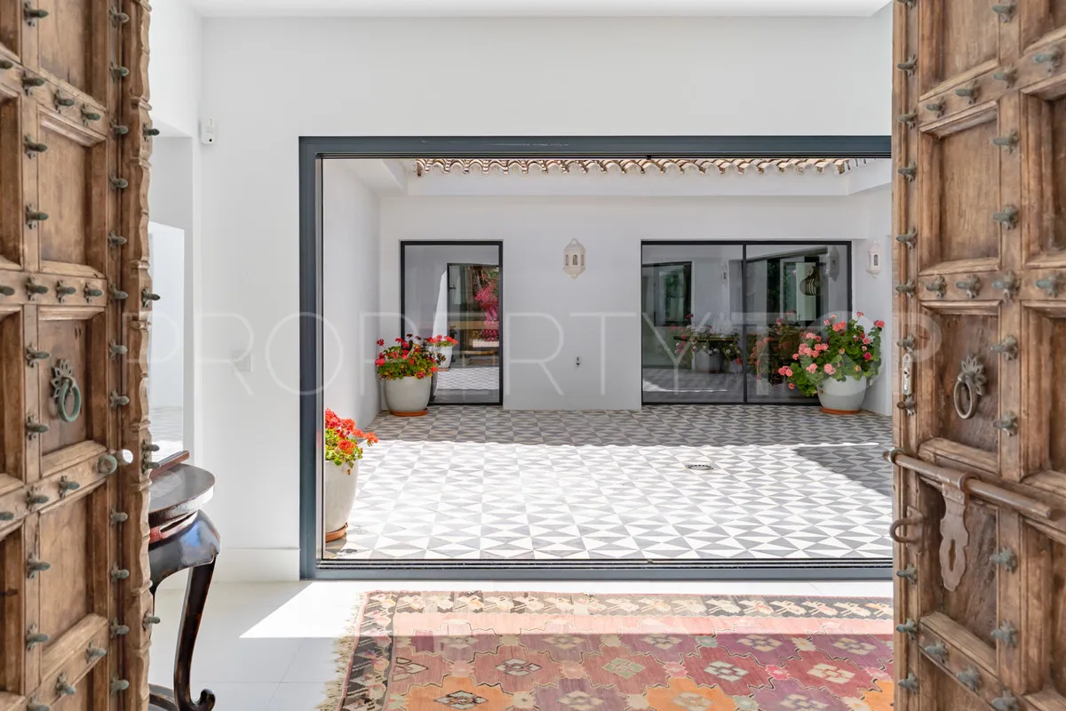 Comprar villa de 9 dormitorios en Casasola