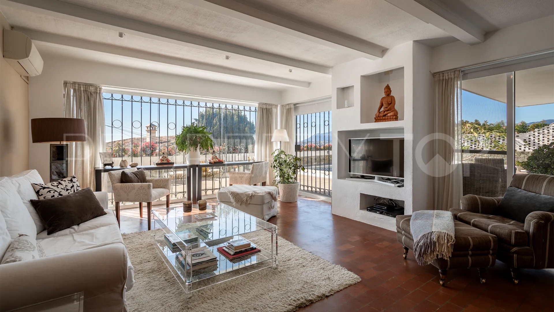 Villa for sale in Nueva Andalucia with 4 bedrooms