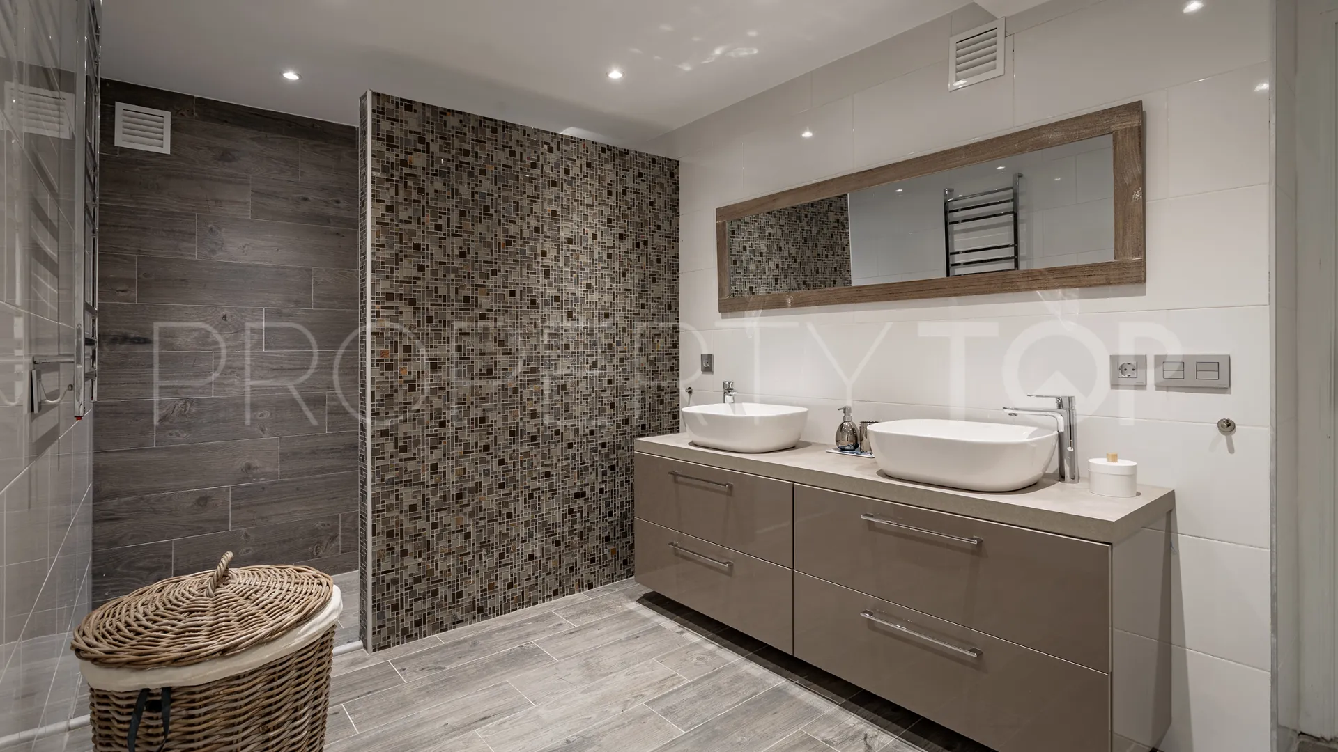 Villa for sale in Nueva Andalucia with 4 bedrooms