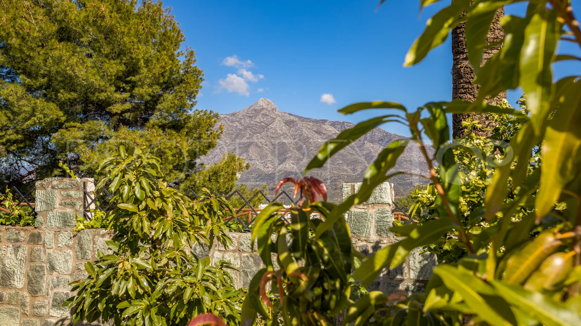 Villa for sale in Nueva Andalucia with 4 bedrooms