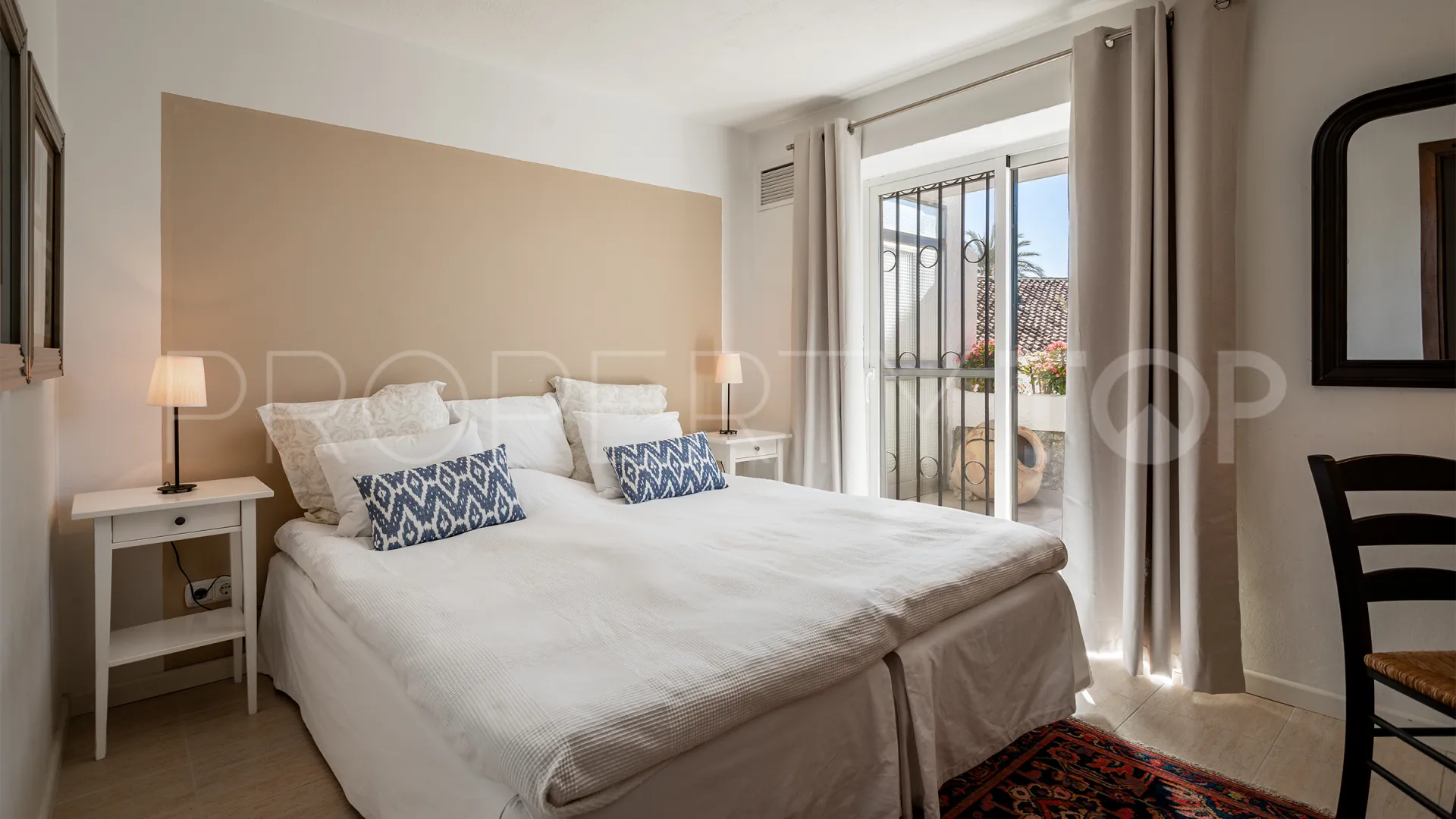 Villa for sale in Nueva Andalucia with 4 bedrooms