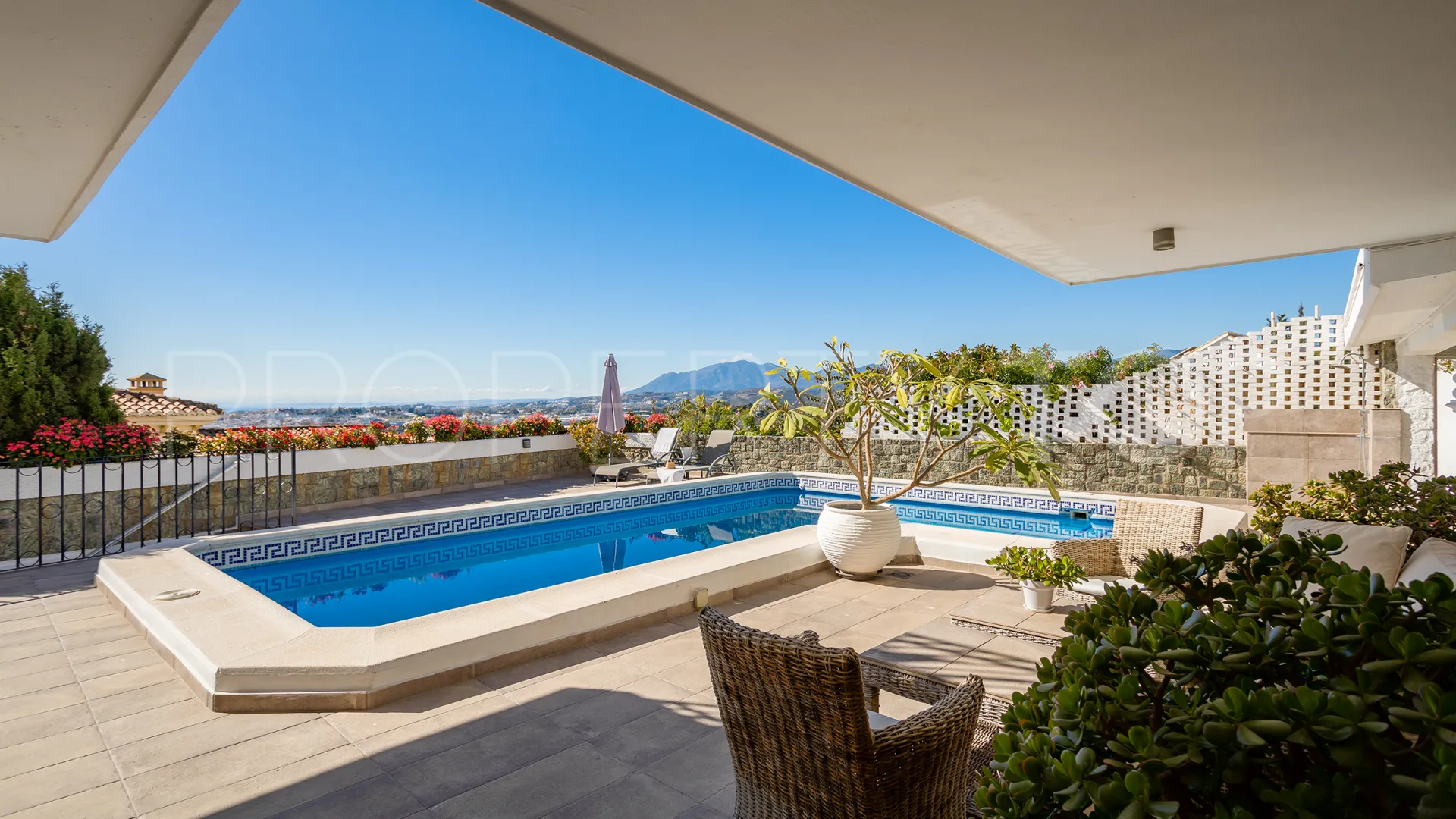 Villa for sale in Nueva Andalucia with 4 bedrooms
