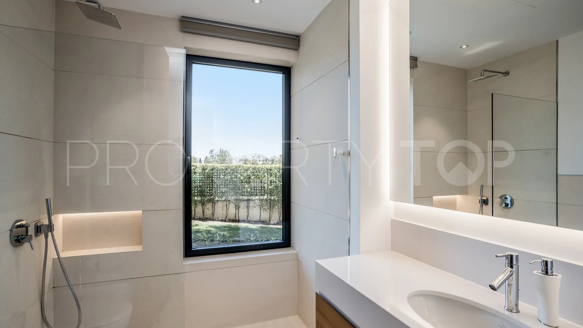 For sale villa with 5 bedrooms in Las Lomas del Marbella Club