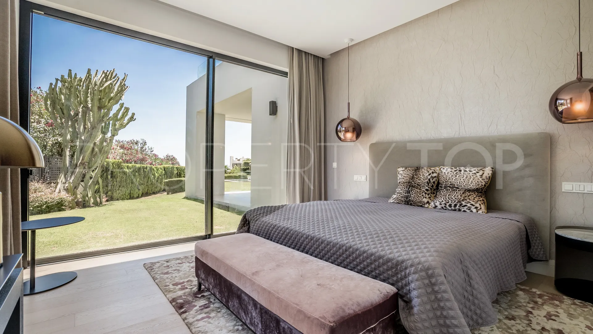For sale villa with 5 bedrooms in Las Lomas del Marbella Club