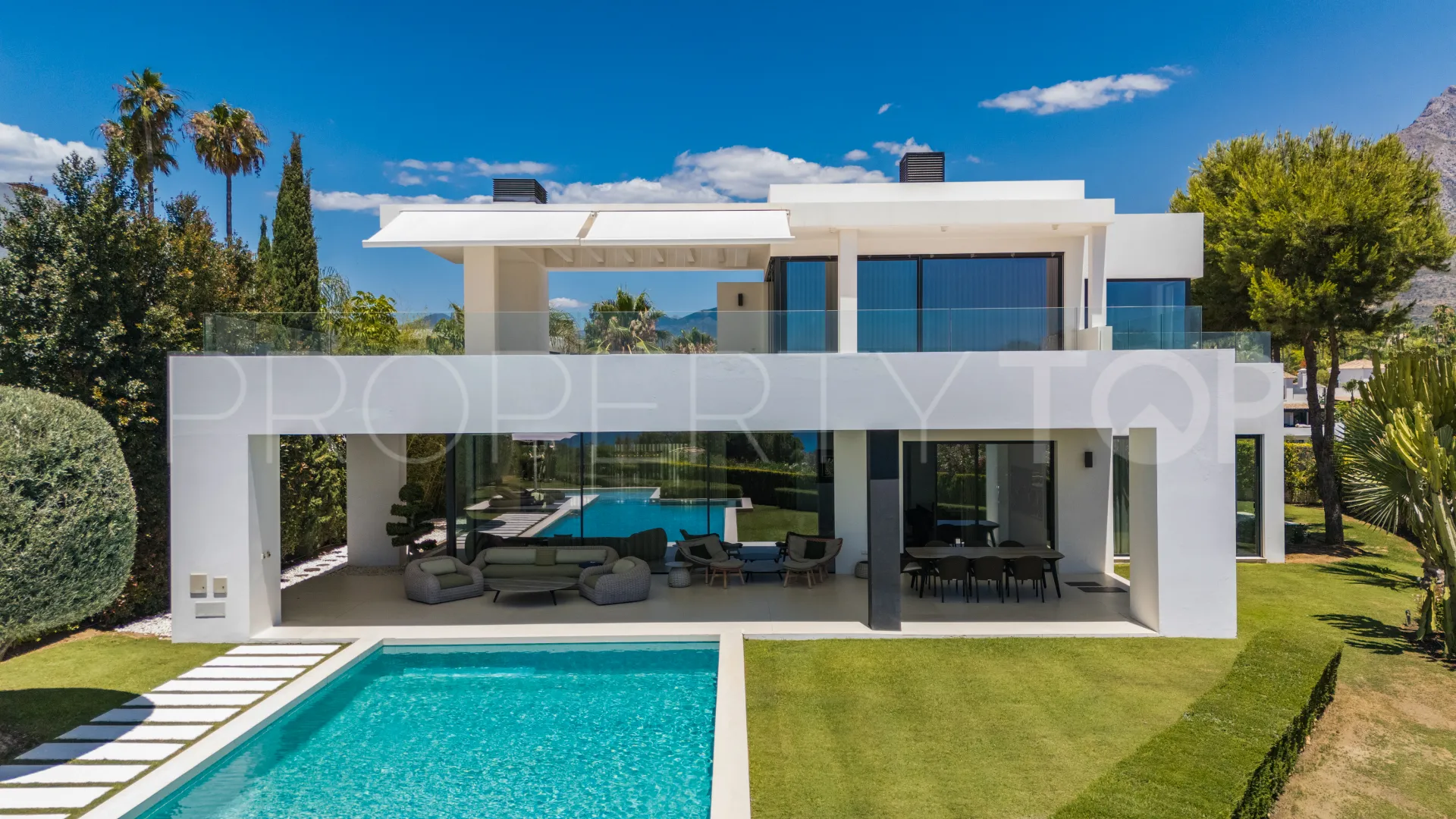 For sale villa with 5 bedrooms in Las Lomas del Marbella Club