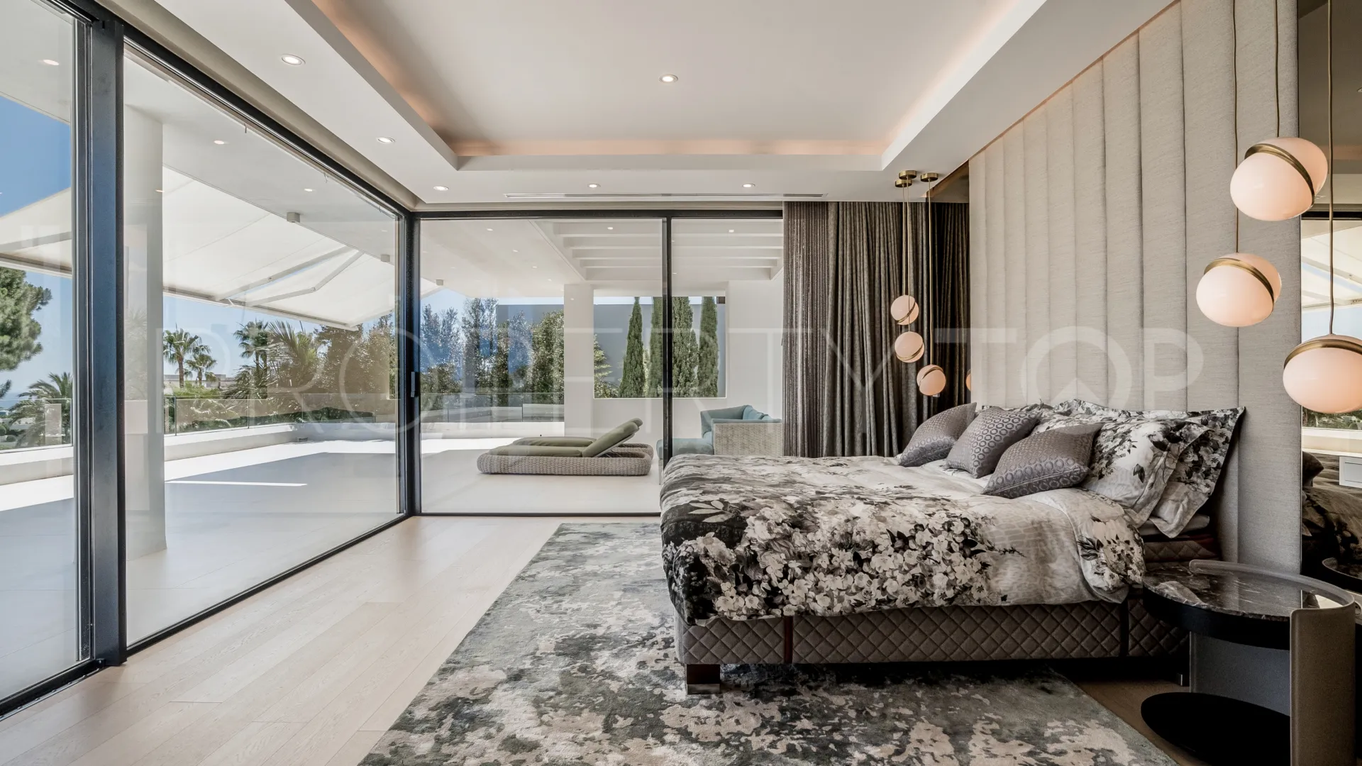 For sale villa with 5 bedrooms in Las Lomas del Marbella Club